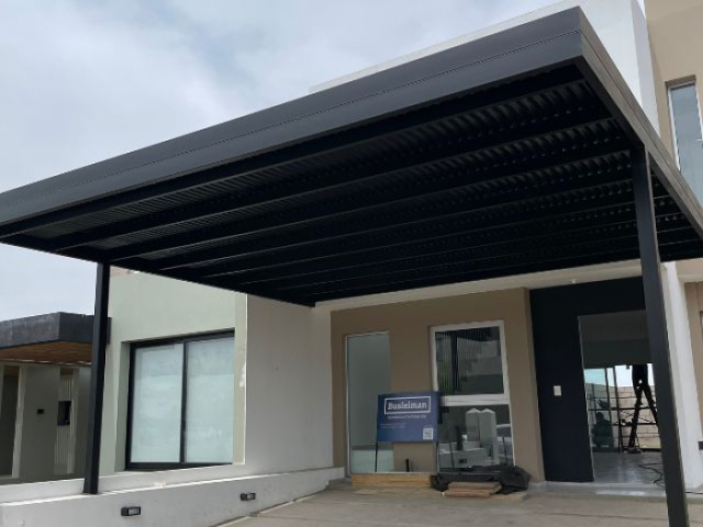 Cochera de estructura metálica y chapa negra