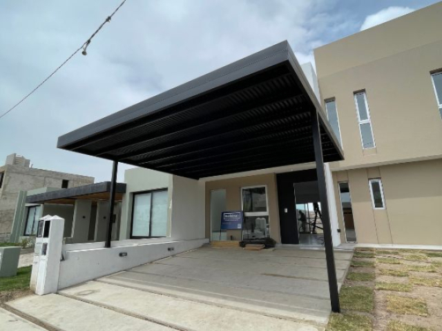 Cochera de hierro con chapa prepintada negra