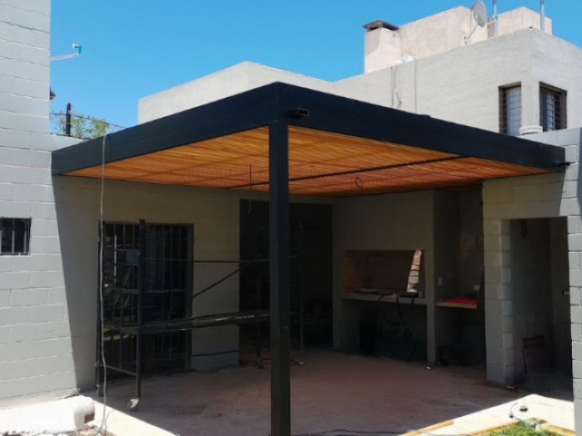 Pérgola de estructura metálica con canaleta interna