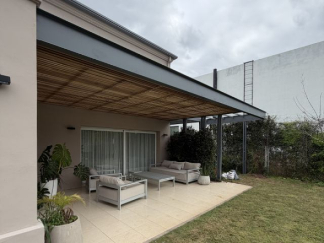 Pérgola con perfil IPN y cielorraso de petiribí 